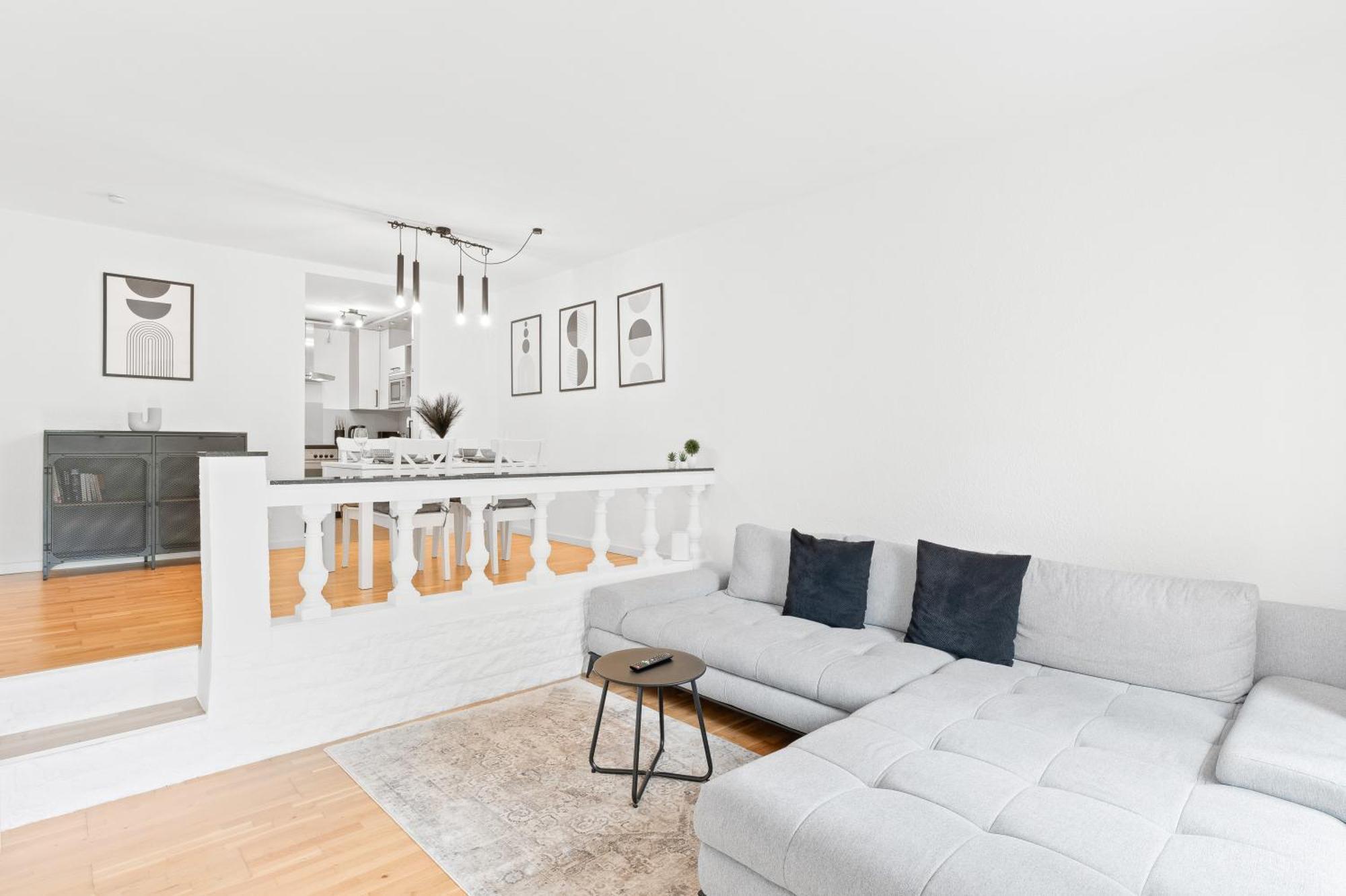 Kingsize Bett, Terrasse, Netflix, Zwei Apartment Pforzheim